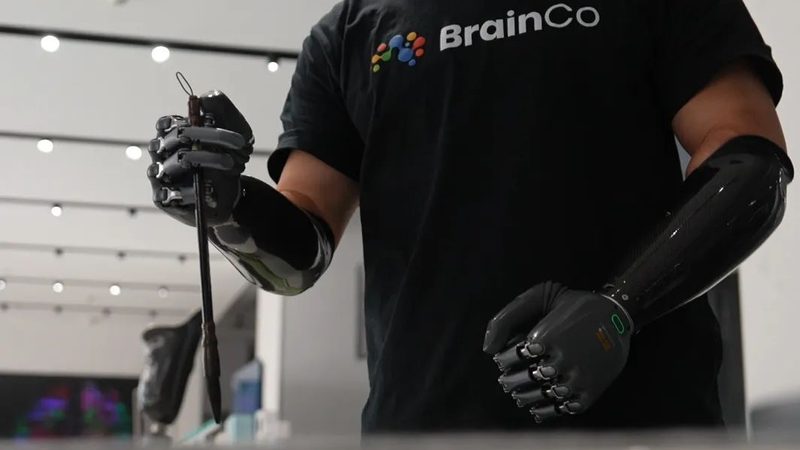 对于位于上海的企业，以下是一些知名的数据服务公司及其联系方式，供参考：